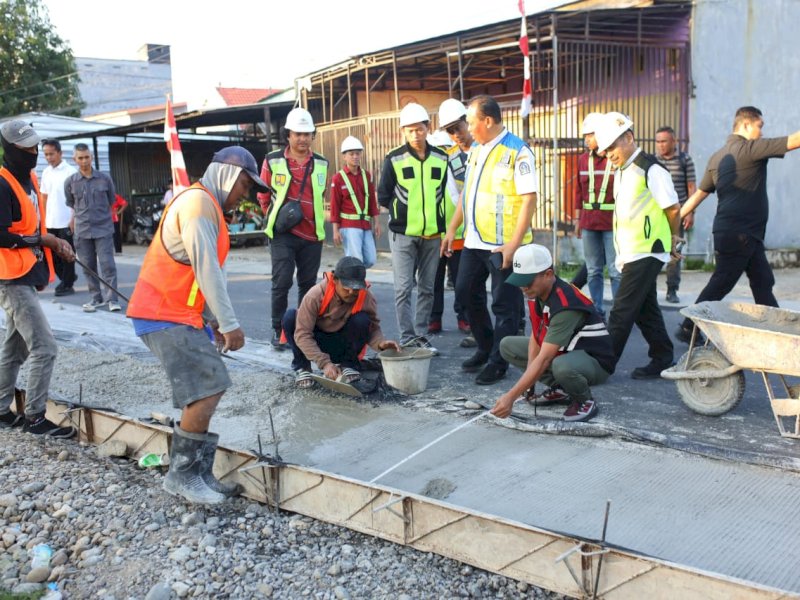 Bupati Bone Andi Asman Sulaiman meninjau progres pengerjaan ruas Jalan Perintis di Kecamatan Tanete Riattang Barat, Kota Watampone. 