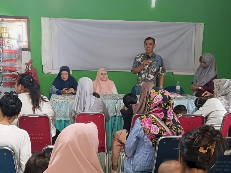 Plt UPT Pengendalian Penduduk dan KB Kecamatan Bontoala Makassar, Ivan Kala'lembang memberi pengarahan terkait program Makan Bergizi Gratis. 