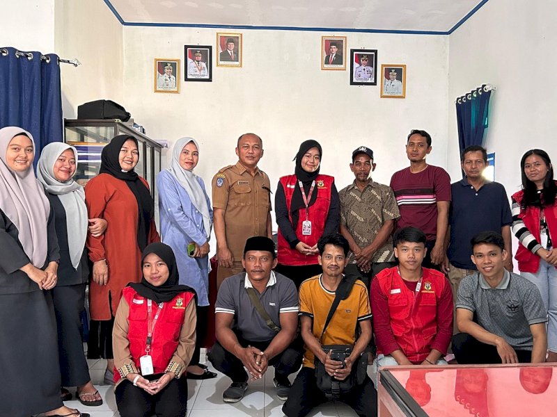 Mahasiswa Unhas yang melakukan KKN tematik di Desa Muktijaya. 