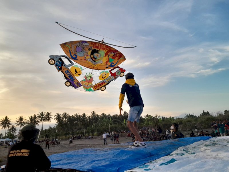 Pemda Lutra Gelar Lomba Layang-layang Kreasi Sambut HUT ke-80 RI