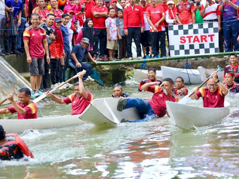 Lomba dayung dalam rangka memeriahkan HUT Kemerdekaan di Bone. 