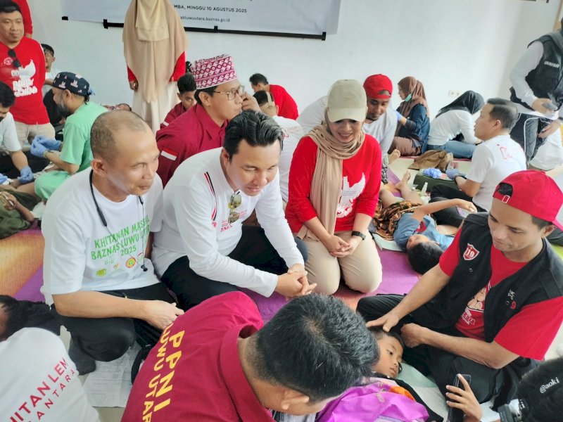 Bupati Luwu Utara Andi Abdullah Rahim, memantau pelaksanaan khitanan massal di Kantor Baznas. 