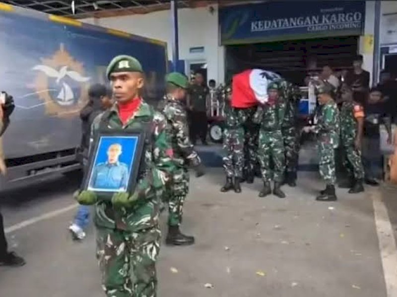 Jenazah Prada Lucky saat dibawa ke rumah duka. 