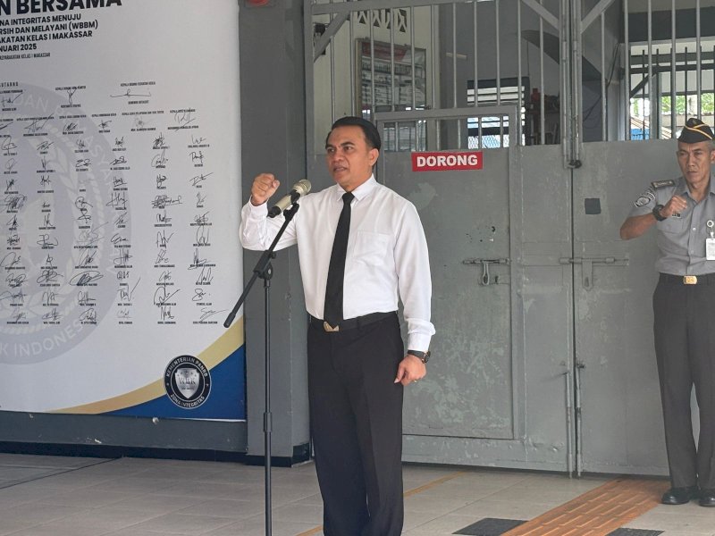 Kepala Lapas Kelas I Makassar, Sutarno memimpin apel pagi. 