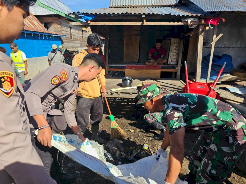 Kerja bakti TNI dan Polres Wajo di  pasar mini Sengkang. 