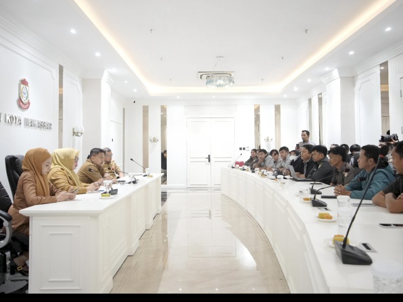 Wali Kota Makassar, Munafri Arifuddin, saat menerima audiensi Aliansi Tenaga Honorer Non Database BKN R4