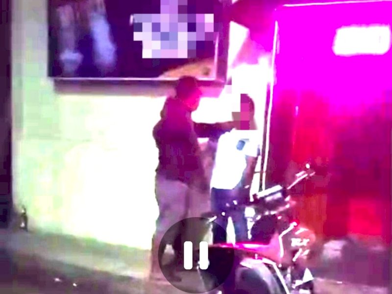 Video viral yang memperlihatkan seorang pria mencekik warga di Toraja Utara. 