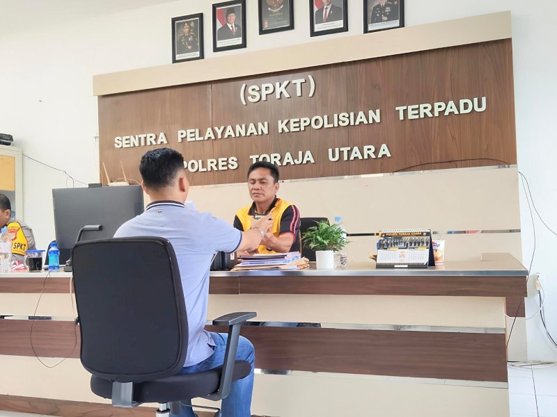 Korban Misel (50) saat melapor ke Polres Torut.