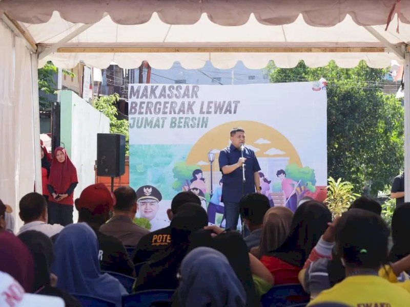 Wali Kota Makassar Munafri Arifuddin memberi sambutan pada kegiatan Jumat Bersih. 