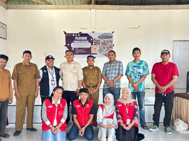Mahasiswa KKN Unhas menggelar pelatihan di Aula Kantor Desa Muktijaya.