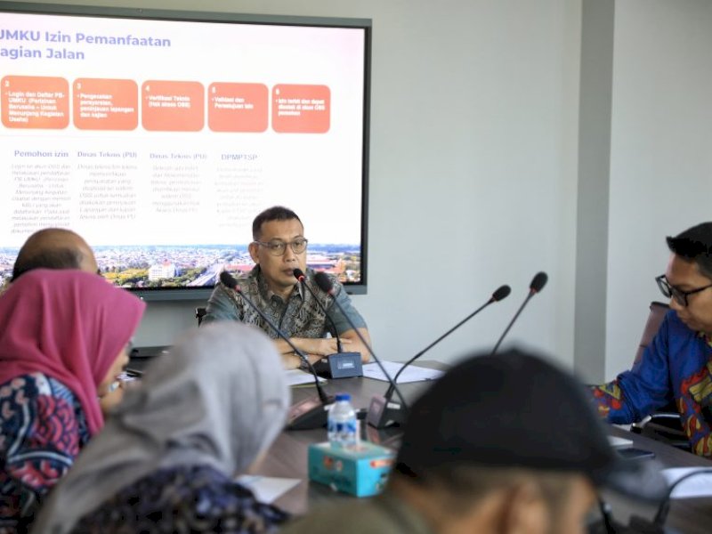 Sekda Makassar Andi Zulkifly memimpin rapat terkait fiber optik. 