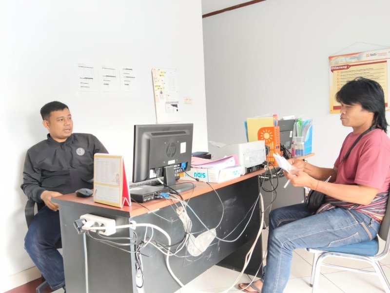 Benyamin Kunne (kanan) saat mendatangani SMS Finance. 