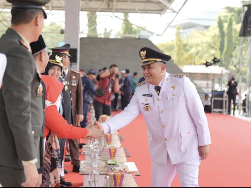 Wali Kota Makassar Munafri Arifuddin menyalani para mantan pejabat menjelang upacara HUT RI. 