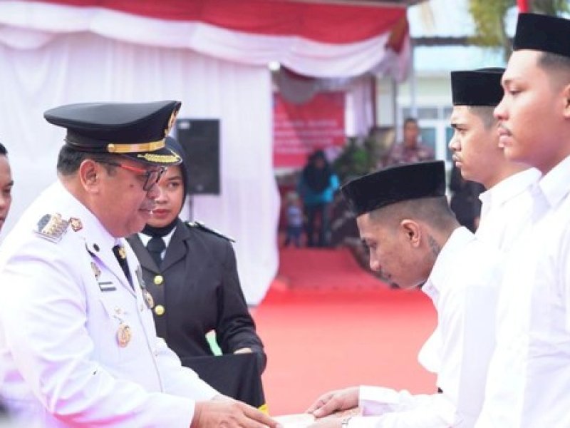 Bupati Takalar Mohammad Firdaus menyerahkan remisi kepada warga binaan di Lapas Kelas IIB Takalar. 