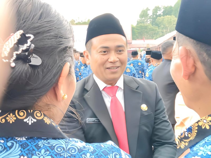 Sekda Tana Toraja Rudhy Andi Lolo menyalami PPPK usai menerima SK. 