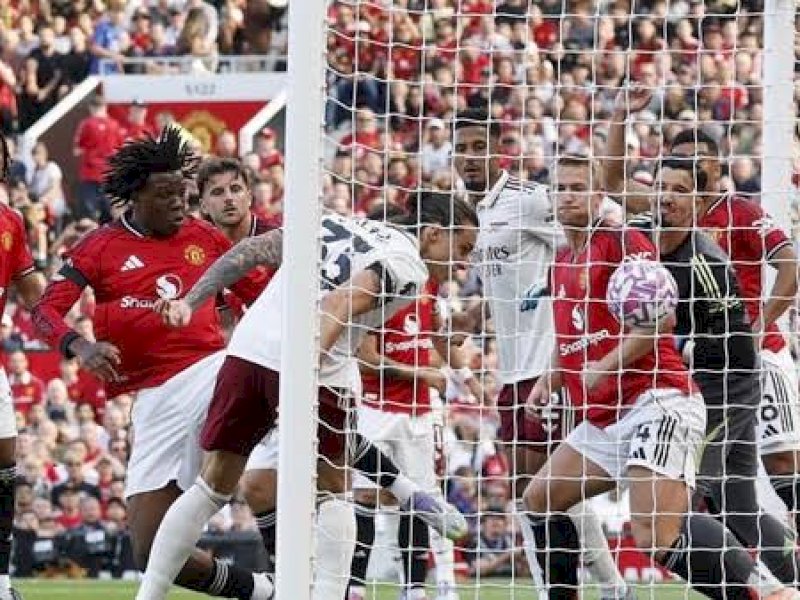 Arsenal menjebol gawang MU. (int) 