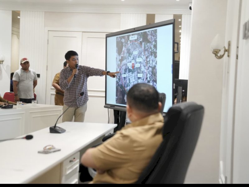 Wali Kota Makassar Munafri 'Appi'  Arifuddin mendengarkan pemaparan proyek PSEL. 
