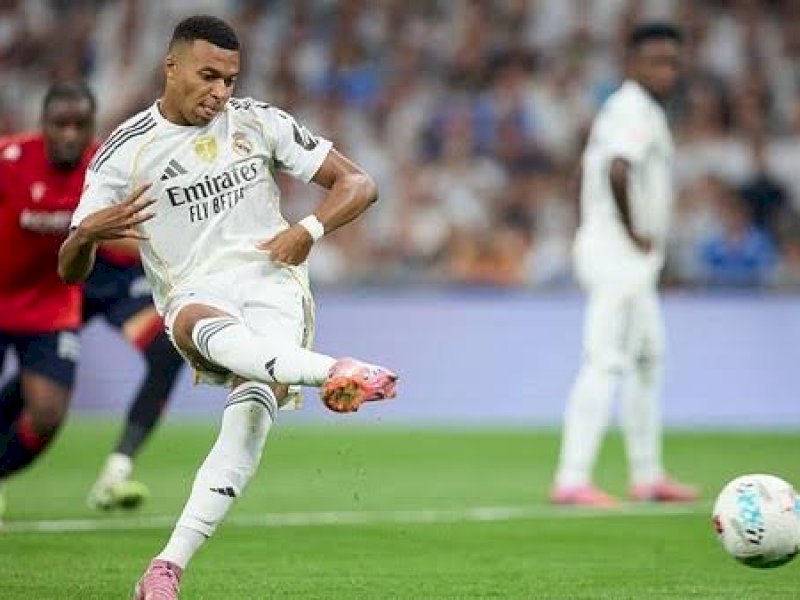 Kylian Mbappe mengeksekusi penalti. (int) 