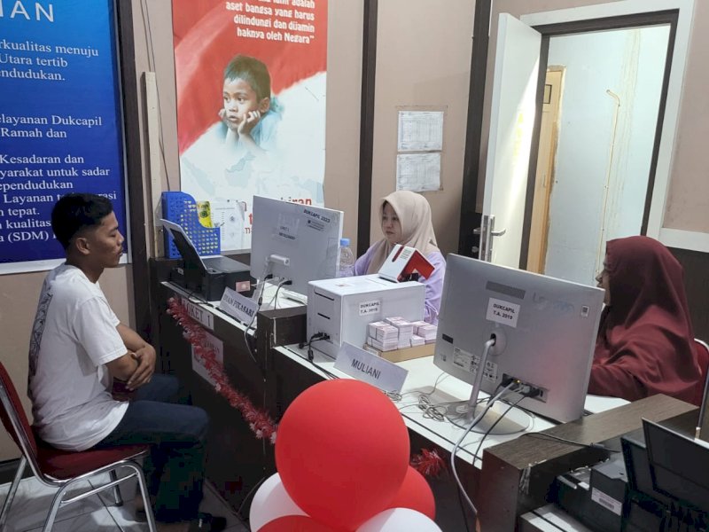 Pelayanan kependudukan di Kantor Disdukcapil Luwu Utara. 