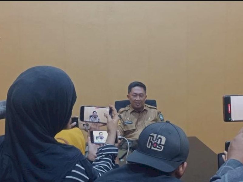 Pj Sekretaris Daerah (Sekda) Bone Andi Saharuddin memberi keterangan pers, malam tadi. 