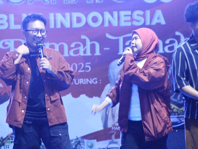 Keljo Idol menghibur warga Masamba pada malam ramah Tamah HUT ke-80 Kemerdekaan. 