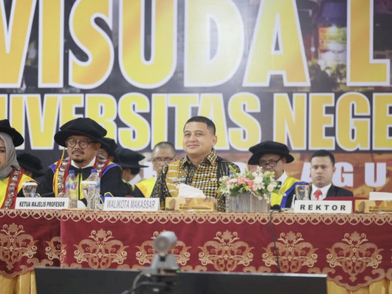 Wali Kota Makassar Munafri Arifuddin menghadiri wisuda di Universitas Negeri Makassar (UNM).