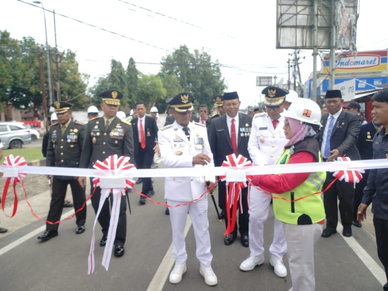 Bupati Bone Andi Asman Sulaiman saat meresmikan salah satu proyek jalan di Bone. 