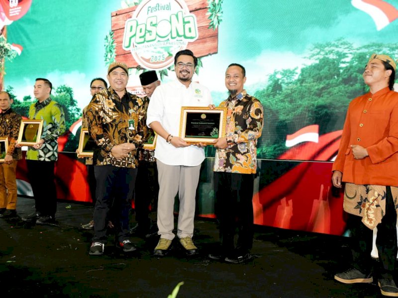 Gubernur Sulawesi Selatan, Andi Sudirman Sulaiman menerima Penghargaan Festival Perhutanan Sosial Nasional 2025.
