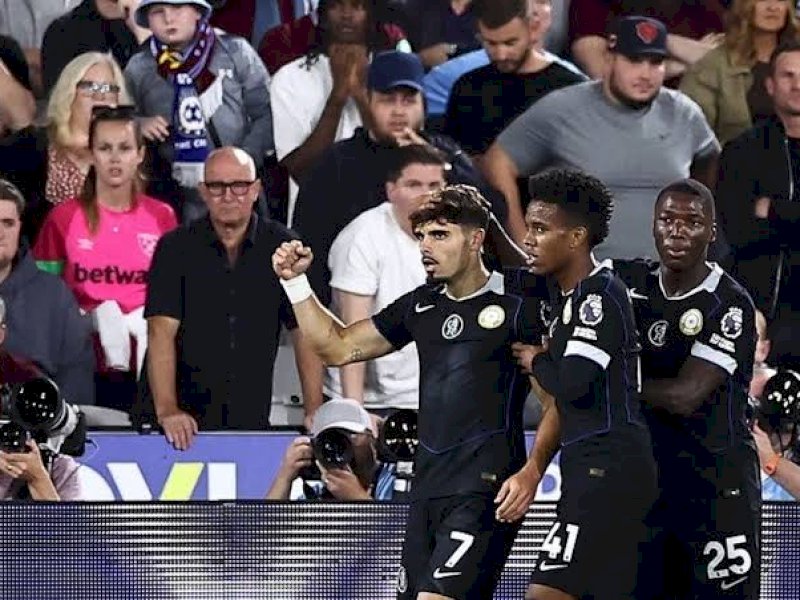 Pemain Chelsea merayakan gol ke gawang West Ham. (int) 