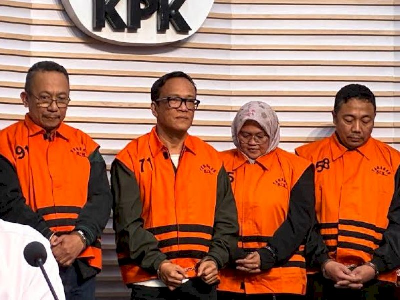 Immanuel Ebenezer bersama para tersangka di KPK. 
