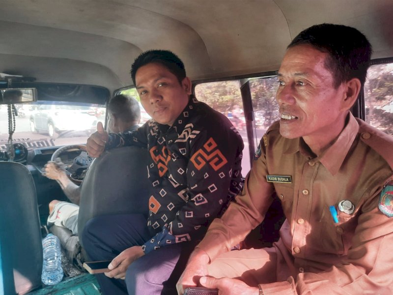 Dua pejabat Kominfo Lutra naik angkot ke acara Bimtek di Makassar. 
