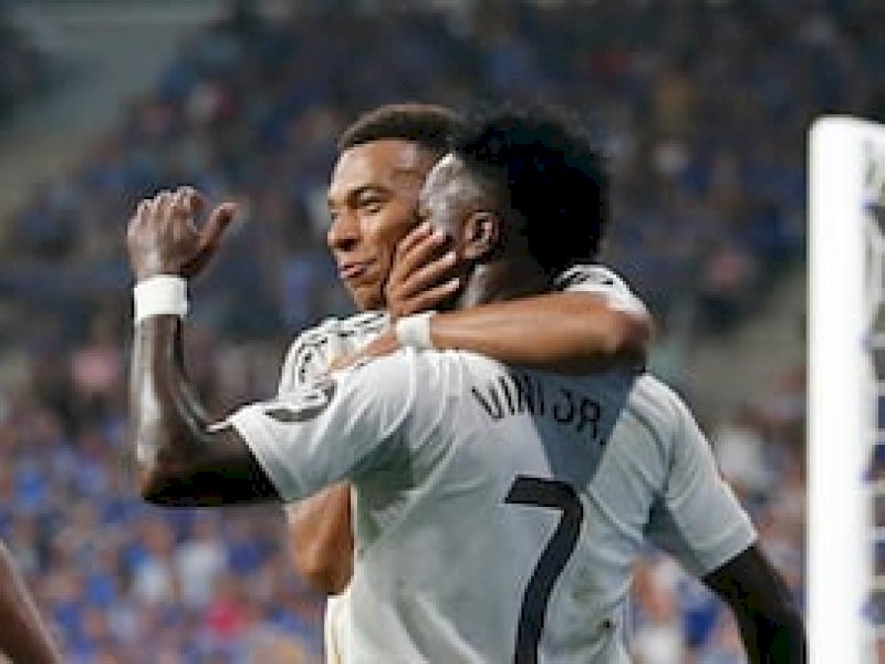 Kylian Mbappe dan Vinicius merayakan gol ke gawang Oviedo. (int) 