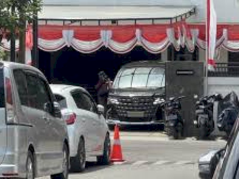 Penampakan mobil Alphard di rumah Immanuel Ebenezer sebelum disita KPK. 