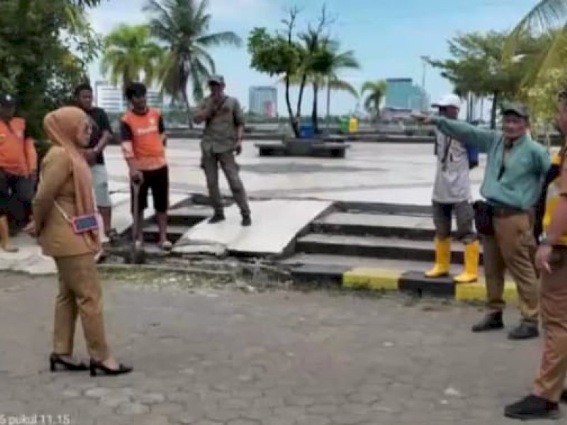 Kadis PU Makassar Zuhaelsi Zubir memantau saluran di Anjungan Pantai Losari. 