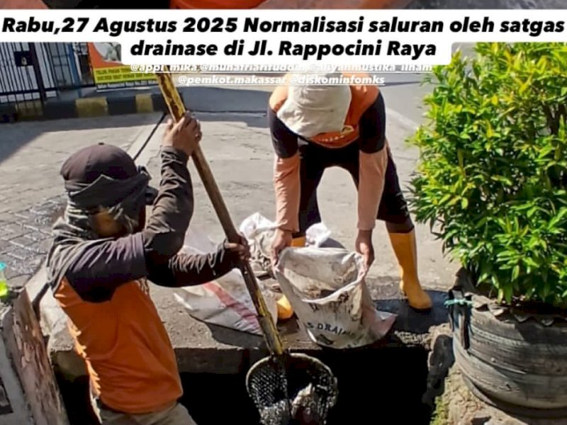 Satgas Dinas PU Makassar melakukan pengerukan di Jalan Rappocini Raya. 