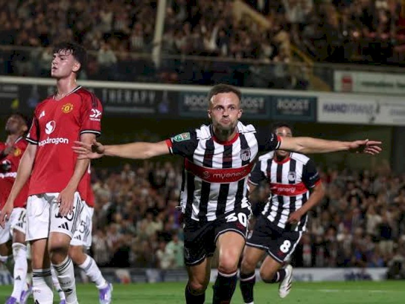 Pemain Grimsby Town merayakan kemenangan atas MU. (int) 