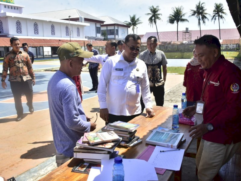 Perpustakaan keliling yang dihadirkan Dinas Kearsipan dan Perpustakan Sulsel di Lapas Makassar. 