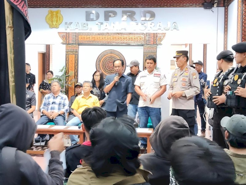 Pimpinan dan sejumlah anggota DPRD Kabupaten Tana Toraja saat menerima pengunjuk rasa. 