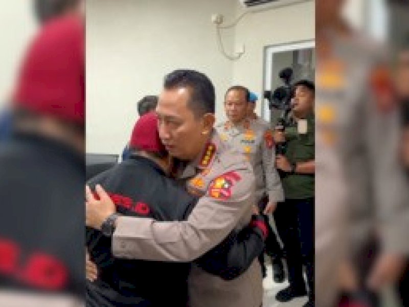 Kapolri Jenderal Listyo Sigit Prabowo memeluk salah seorang keluarga korban. 