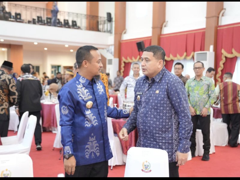 Wali Kota Makassar Munafri Arifuddin berbincang dengan Gubernur Sulsel Sudirman Sulaiman. 
