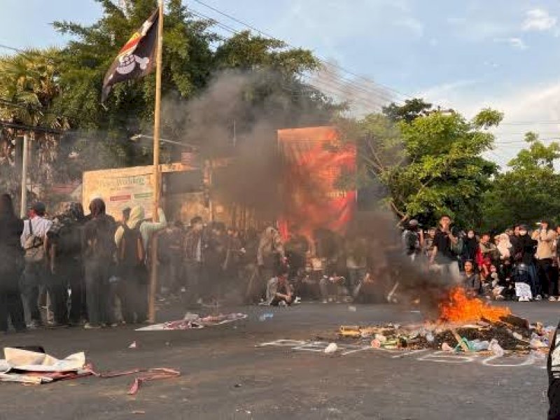 Unjuk rasa di Kota Makassar mengecam insiden yang menewaskan Affan Kurniawan.