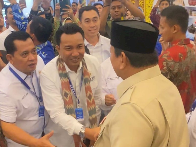 Bupati Andi Abdullah Rahim menyalami Presiden Prabowo Subianto