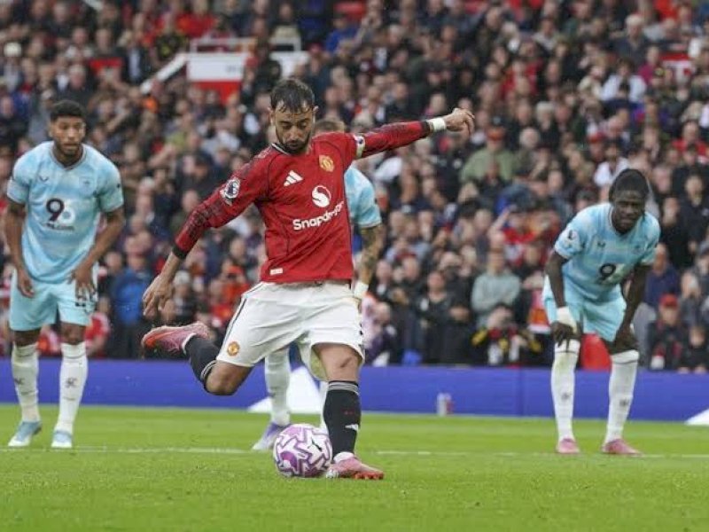 Bruno Fernandes mengeksekusi penalti ke gawang Burnley. (int) 