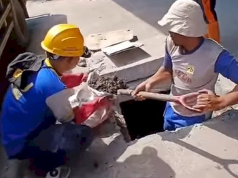 Satgas Drainase Dinas PU Makassar melakukan pengerukan di Onta Lama. 