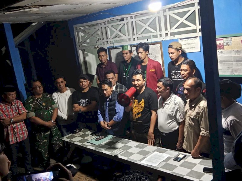 Bupati Lutra Andi Abdullah Rahim menemui pengunjuk rasa. 