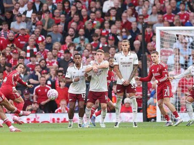 Pemain Liverpool mengeksekusi tendangan bebas ke gawang Arsenal. (int) 