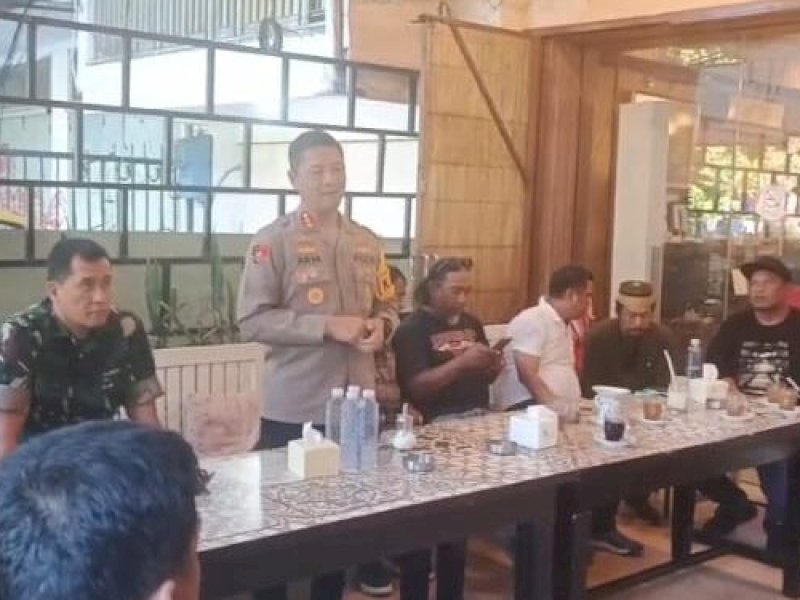 Kapolrestabes Makassar bersama Dandim 1408 menggelar rapat koordinasi dengan organisasi masyarakat (ormas) se-Kota Makassar. 