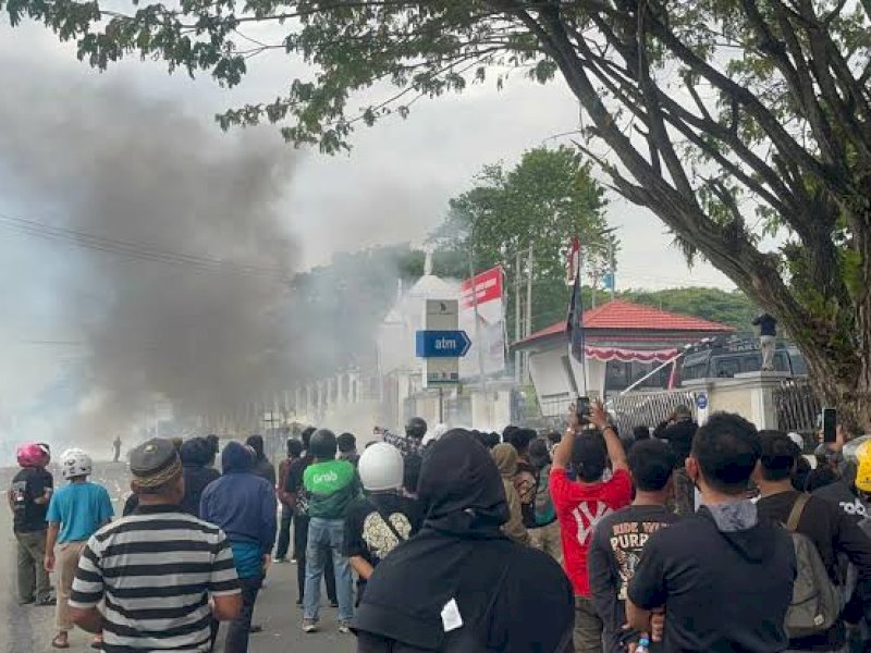 Demo depan Gedung DPRD Sulbar. 