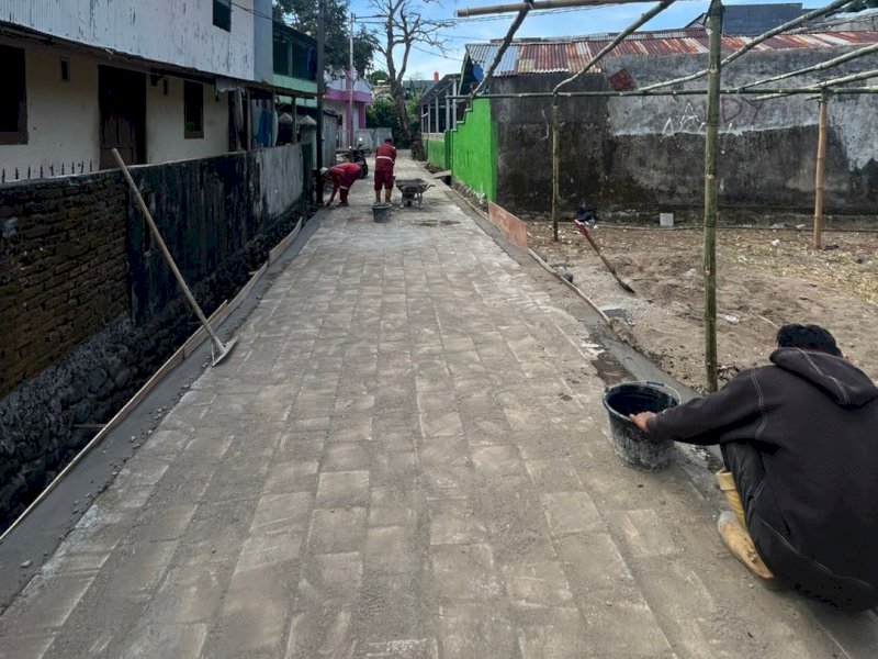 Pemeliharaan jalan paving block di Jalan Dg Nyala, Antang. 