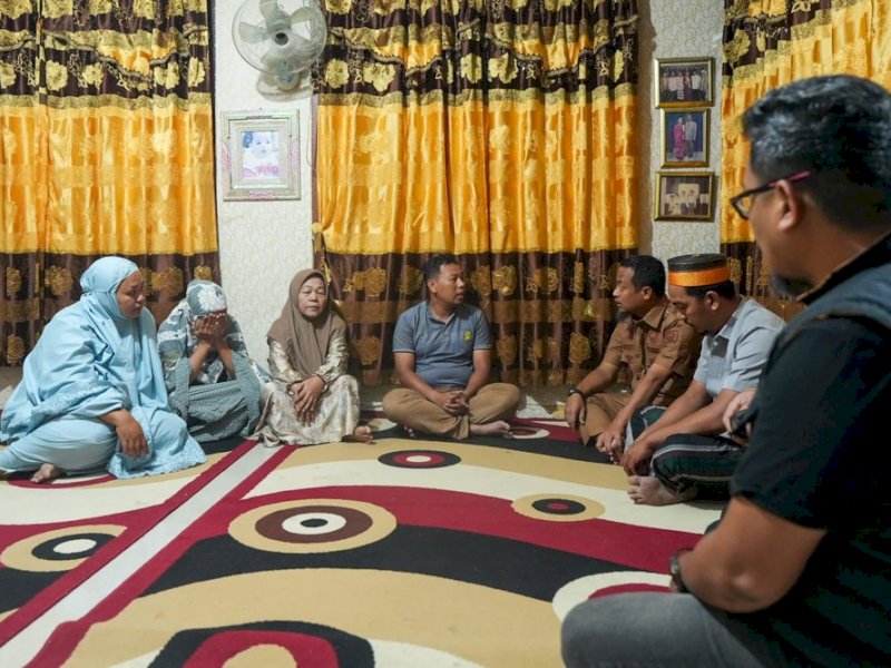 Gubernur Sulawesi Selatan Andi Sudirman Sulaiman mengunjungi kediaman mendiang Muhammad Akbar Basri atau Abay. 